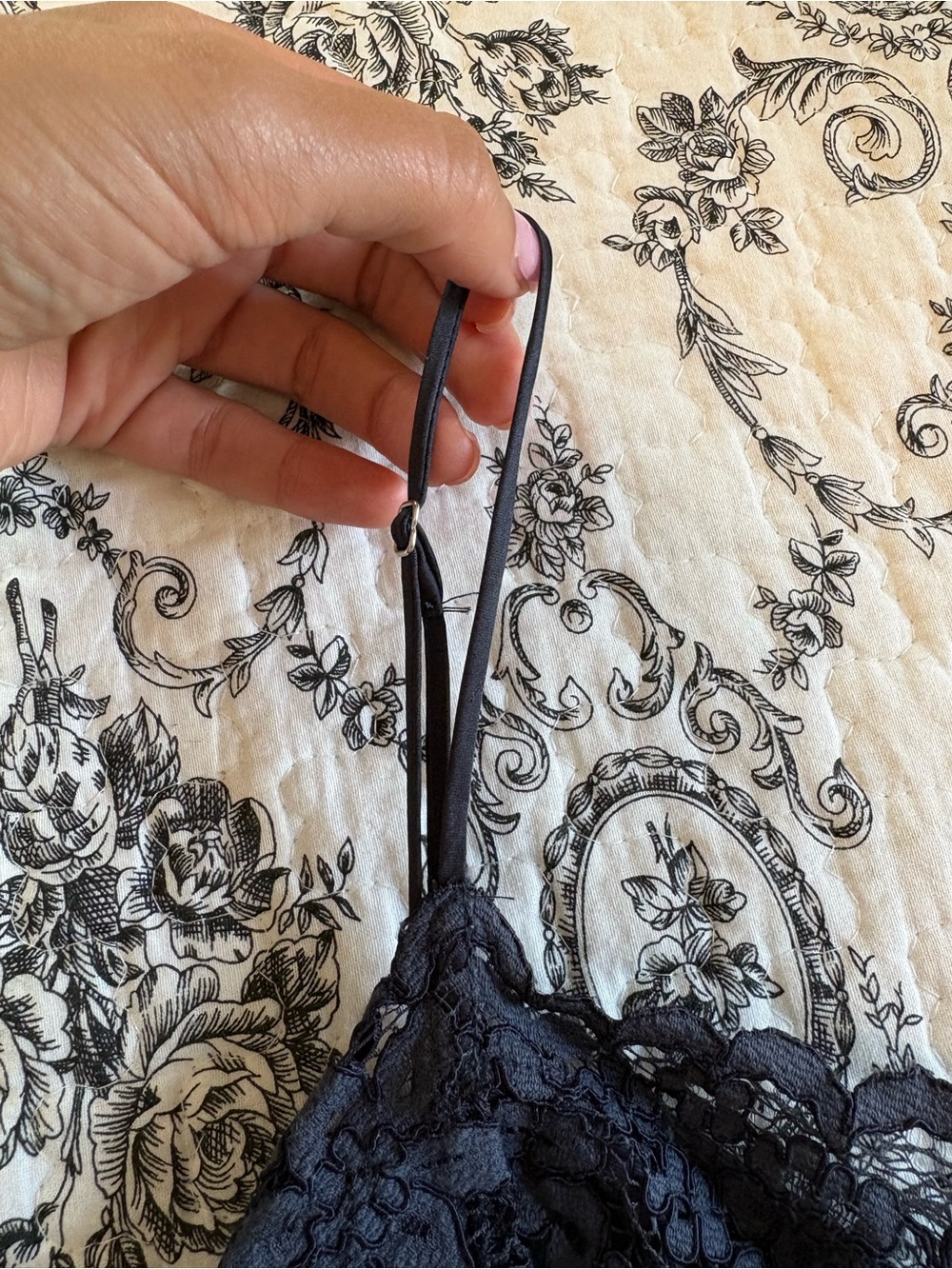 Express Navy Lace Camisole Crop - Picture 3 of 4